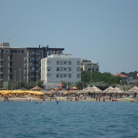 Hotel Mare Pesaro Bagian luar foto