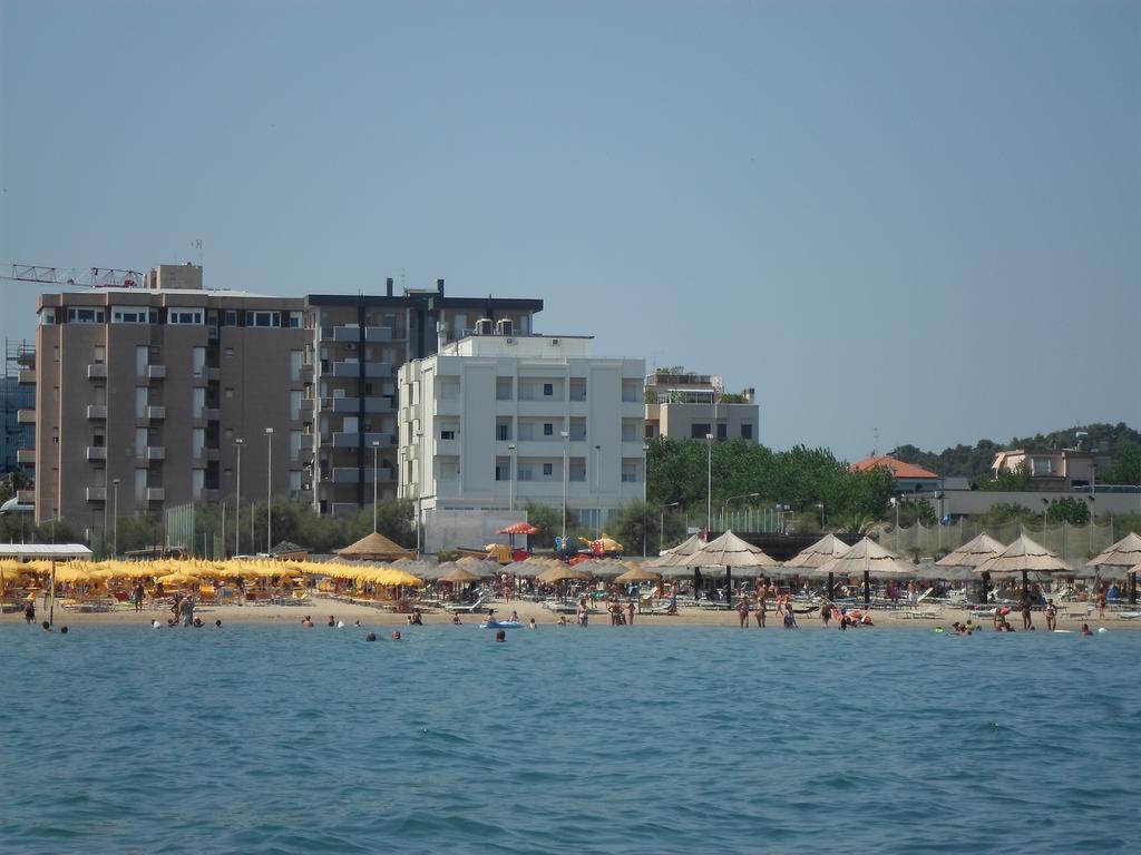 Hotel Mare Pesaro Bagian luar foto