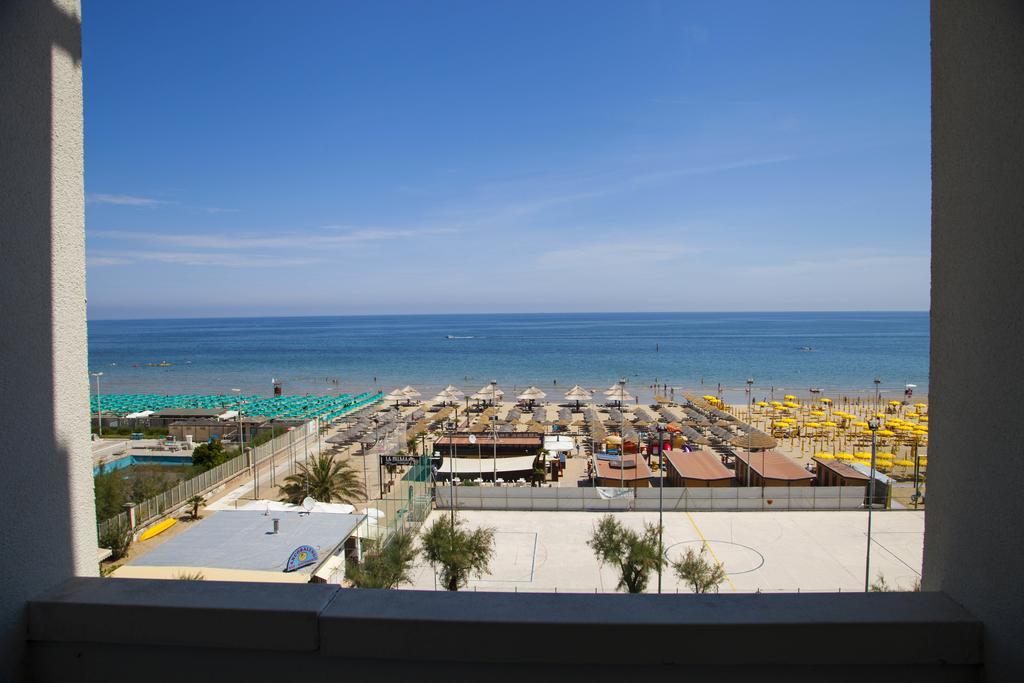 Hotel Mare Pesaro Bagian luar foto